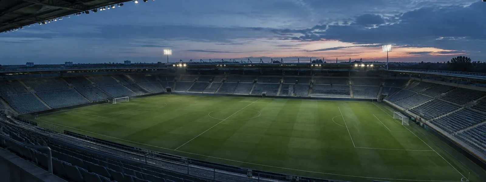 Tom fotbollsstadion i skymning